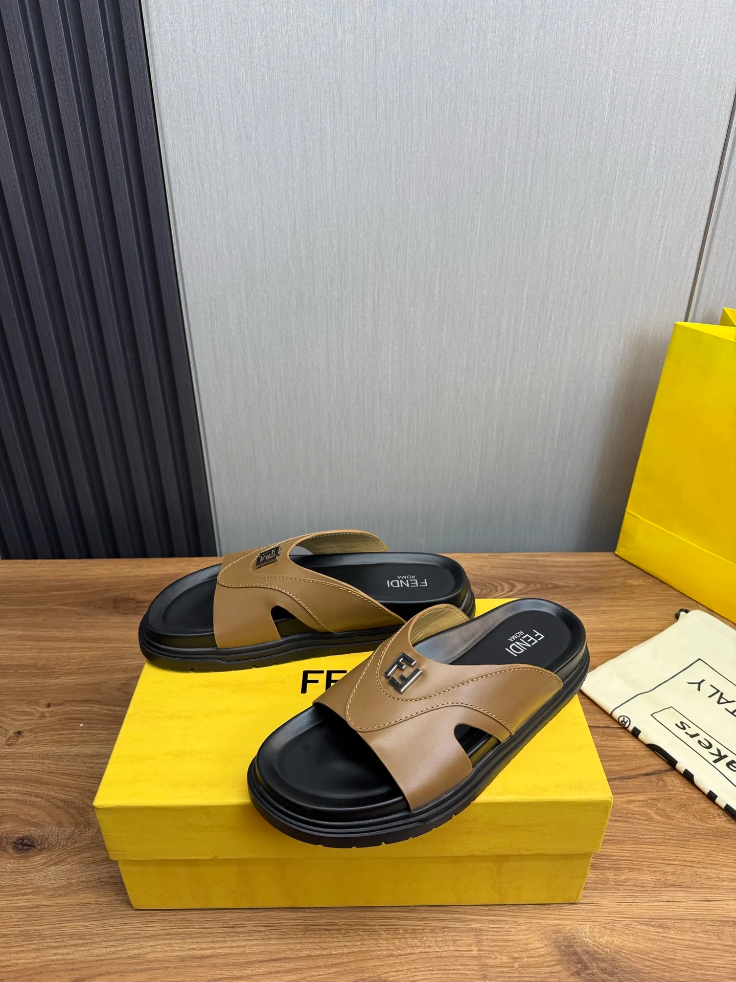 Men's shoes 💰400💰 Fendi men's slippers, made one to one on the FENDI official website, sizes 38-45 45 46 🉑️Customized!